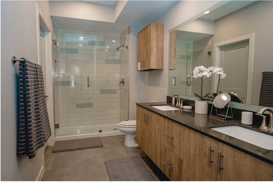 Building Photo - 600 E Dallas Ave