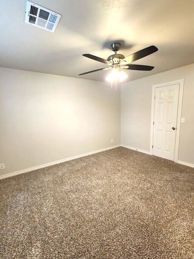 Building Photo - 4 Bed 2.5 Bath 2 Car Garage in Camelot Addition NW OKC