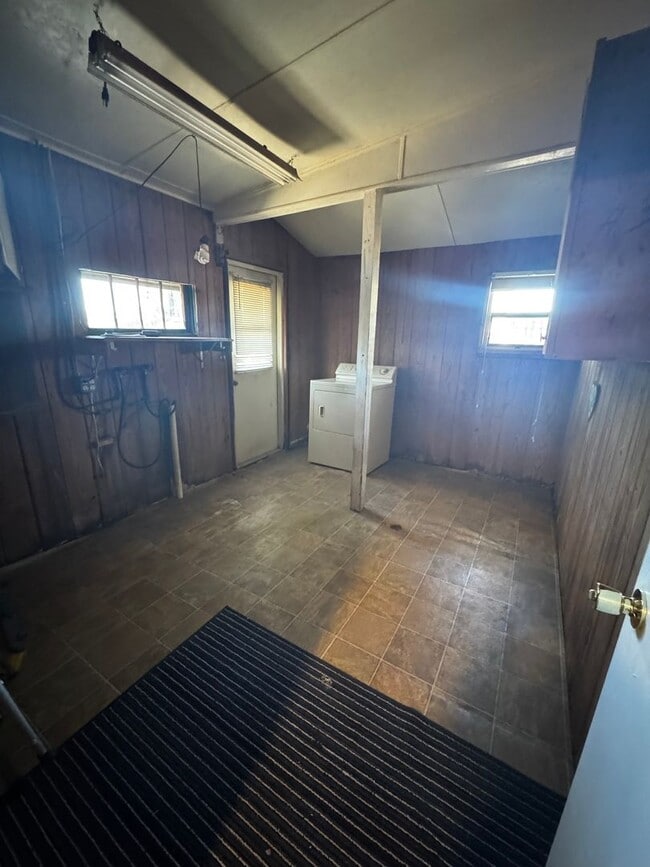 Building Photo - Charming Home with Mother in-Law Suite & Lake Access