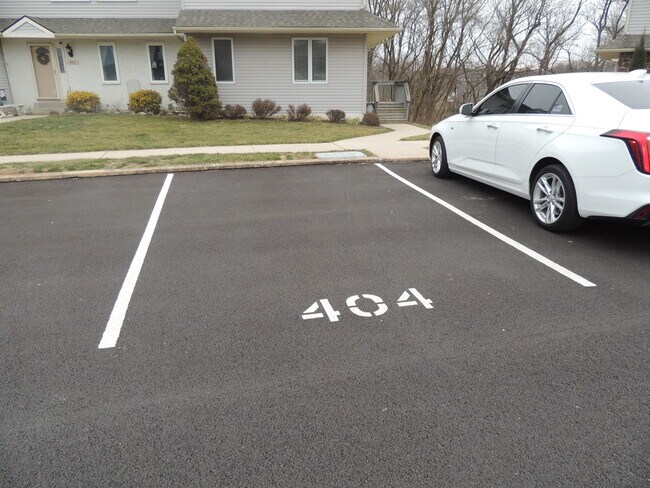 Building Photo - 404 Pinebrooke Cir