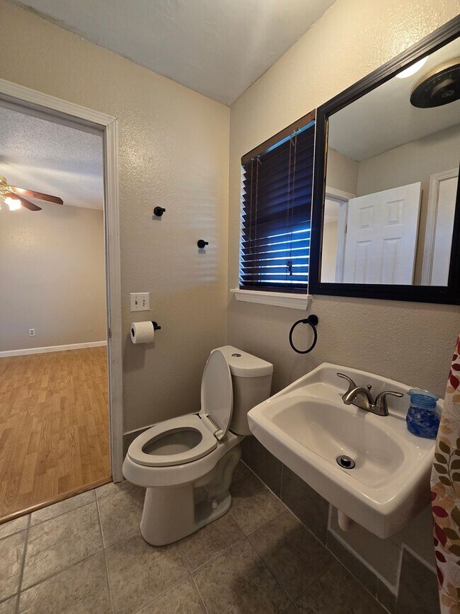 Building Photo - 3 Bed 1.5 Bath in Shawnee!