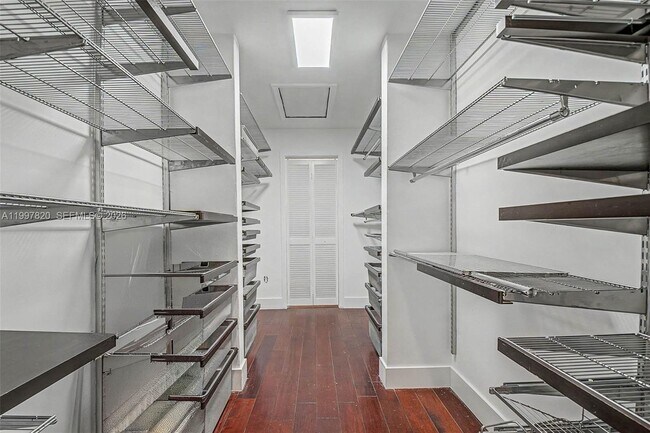 Building Photo - 2000 Brickell Ave