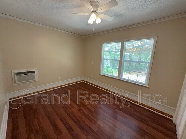 Building Photo - 7401 Bernadette Dr