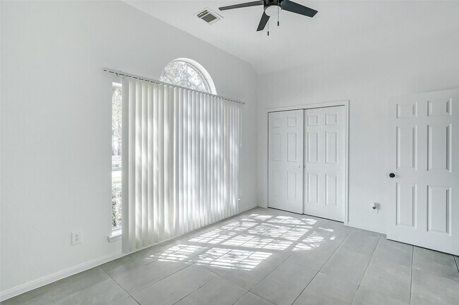 Building Photo - 15806 Land View Dr