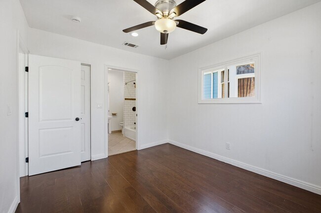 Building Photo - 585 W Calaveras St