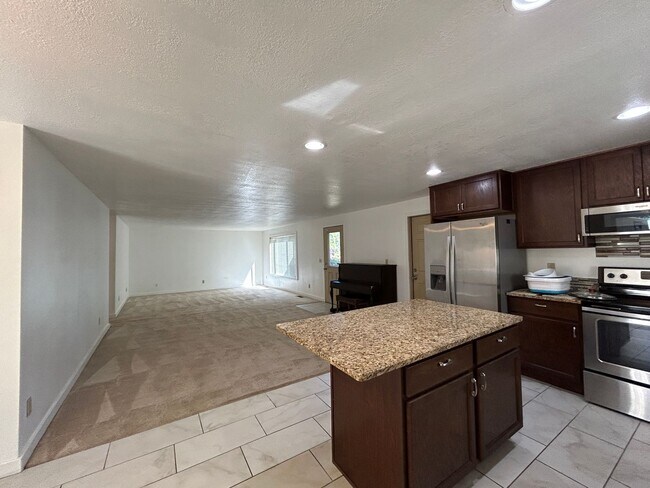 Building Photo - 4 Bedroom / 2 Bathroom Home in SW Redmond