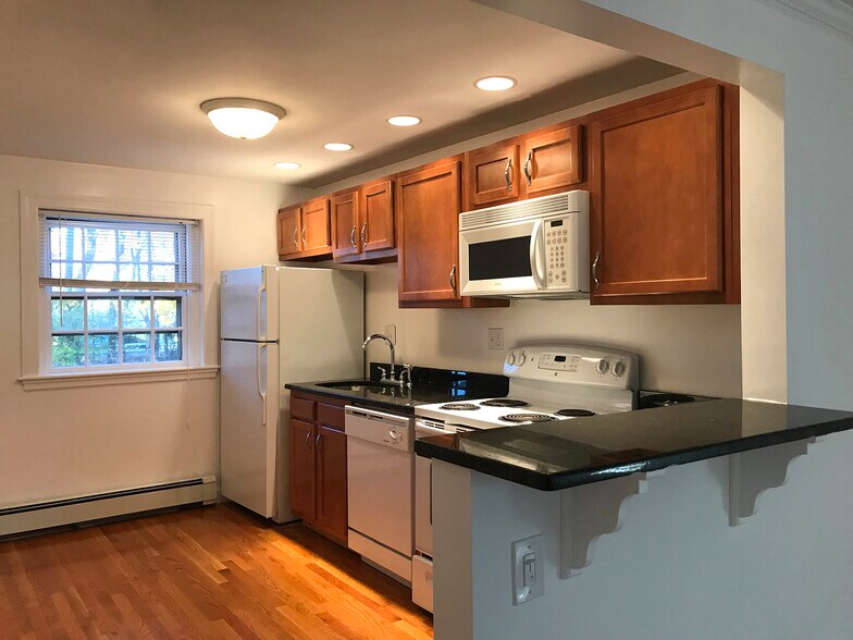 Building Photo - 37 Wyman St