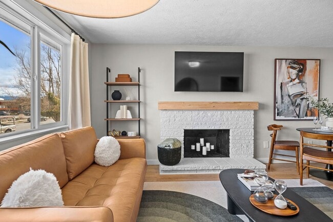 Building Photo - Trendy 2B/1B Unit C I Near Gonzaga/WSU/EWU & 5 Hospitals I Pet Friendly