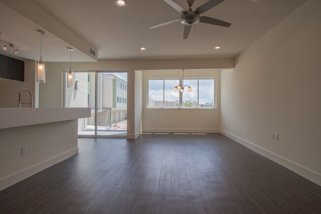 Building Photo - Stunning 2/2.5 multi-level Skybridge Lofts...