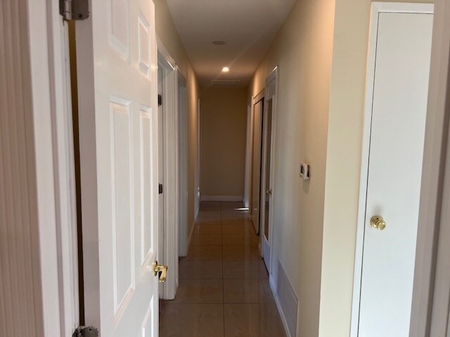 Building Photo - 413 S Colt St