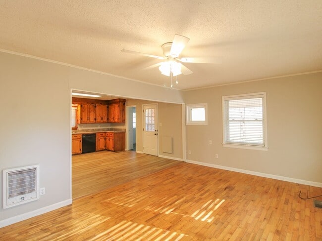 Building Photo - Well maintained brick home in a fantastic location!