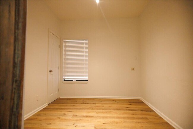 Building Photo - 3840 Far W Blvd