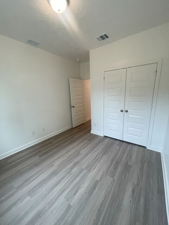 Building Photo - 1612 W 5th St