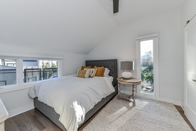 Building Photo - 1072 Kenilworth Ave