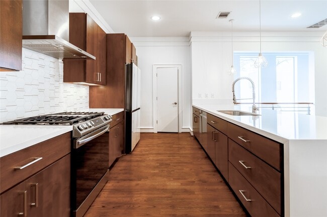 Building Photo - 5321 Lillian St