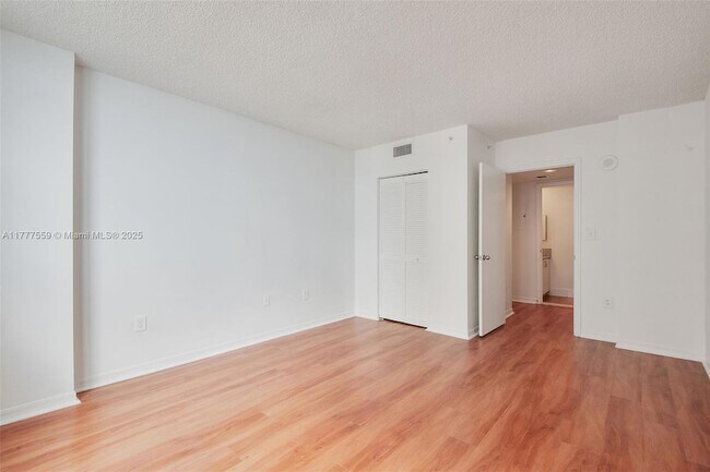 Building Photo - 1111 Brickell Bay Dr