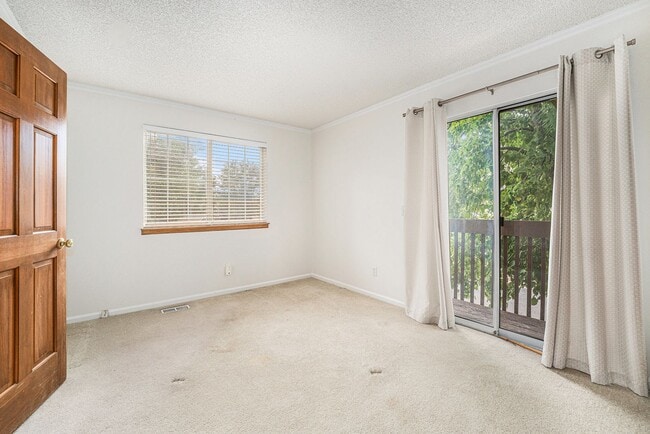 Building Photo - Light & Bright End Unit Townhouse