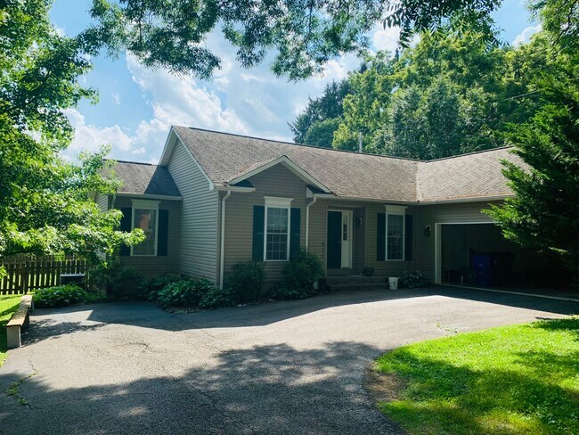 Building Photo - * RE-RENTAL AVAILABLE 10/30/25 *  3 Bedroo...