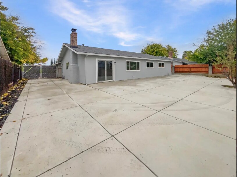 Building Photo - 5921 Hillsdale Blvd