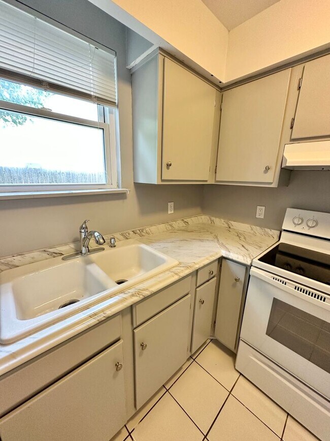 Building Photo - 7806 Sawyer Brown Rd