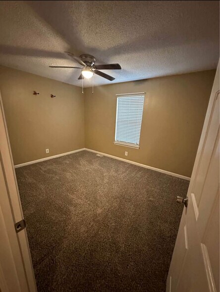 Building Photo - 216 Edgewood Dr