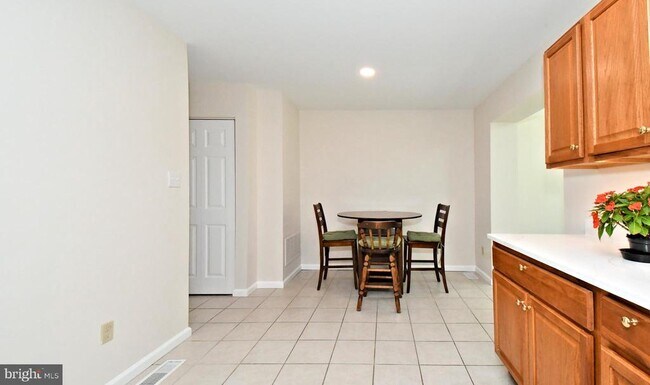 Building Photo - 2489 Hillendale Dr