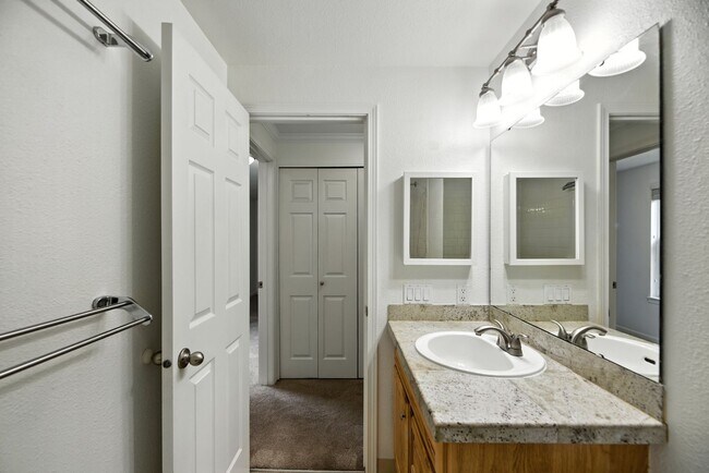 Building Photo - Kirkland Place Condominium