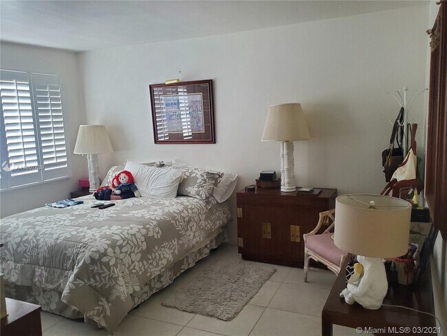 Building Photo - 10170 Collins Ave