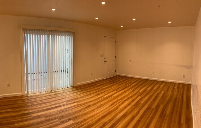 Building Photo - 1716 Sylvan Ave