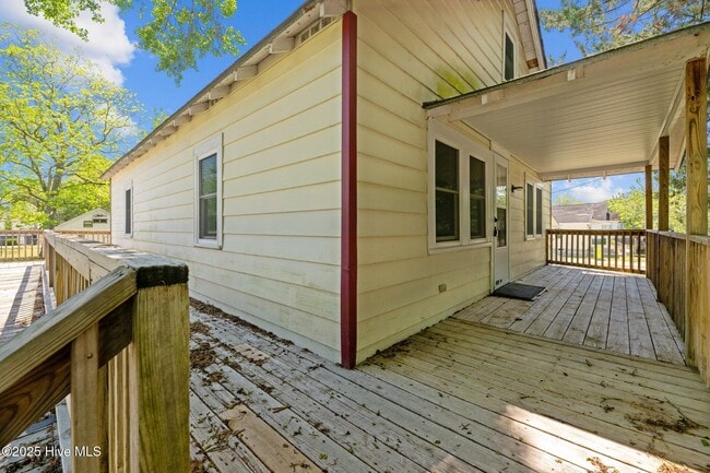 Building Photo - 209 Ellington St