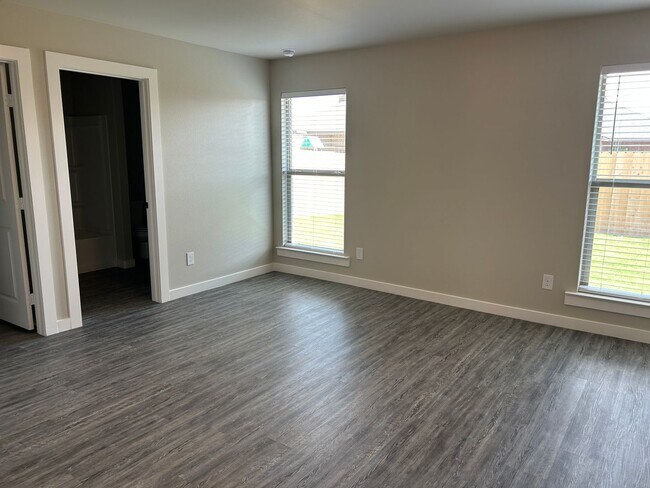 Building Photo - Pre-Leasing - Lovely Glowing Home in South...