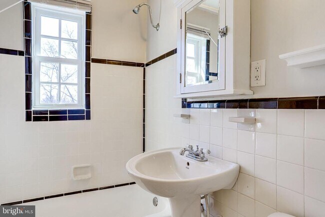 Building Photo - 1716 W Abingdon Dr