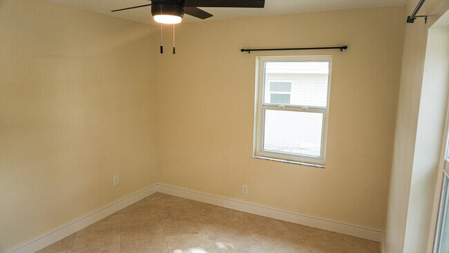 Building Photo - 1502 Ave I