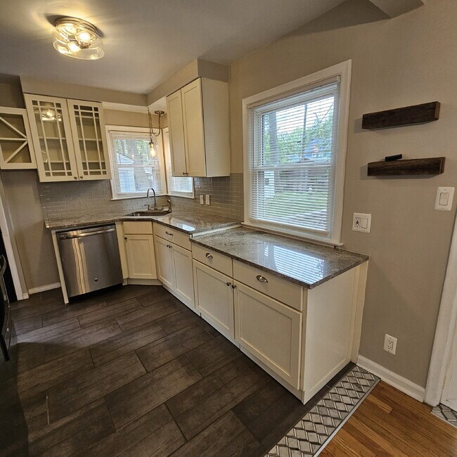 Building Photo - 3 Bedroom Bungalow w/ Hardwood Floors Clos...