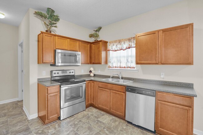 Building Photo - Like New Home for Rent in Hinesville!