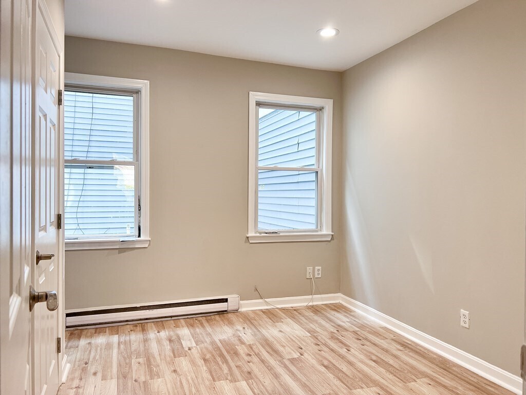 Building Photo - 570 Washington St