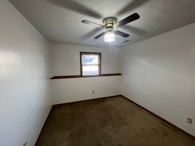 Building Photo - Open Floor Plan, Vaulted Ceilings, Fenced ...