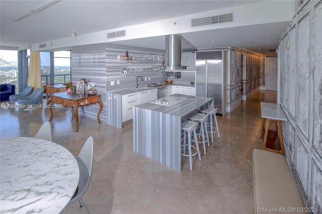 Building Photo - 601 NE 36th St