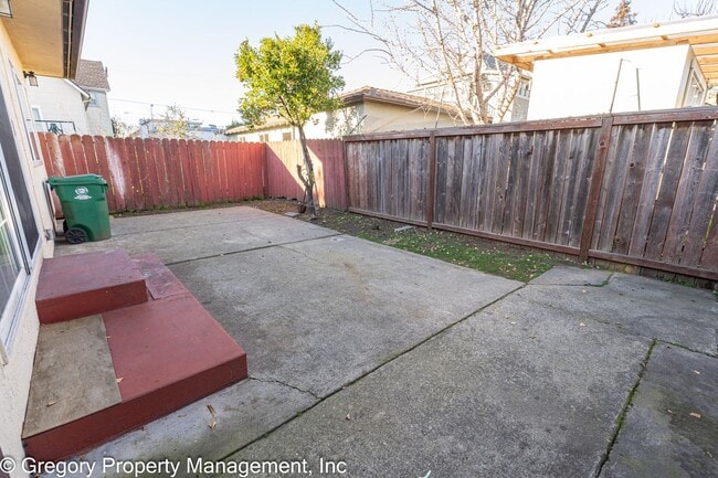 Building Photo - 2211 Pacific Ave