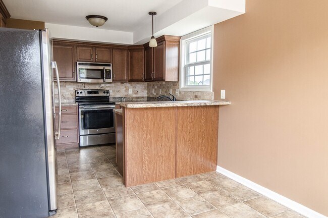 Building Photo - Pet Friendly Three Bedroom!