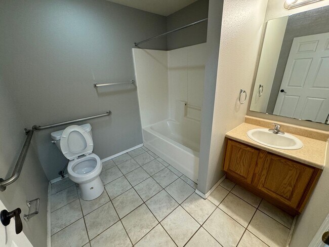 Building Photo - Updated 1 bedroom 2 bathroom apartment on ...