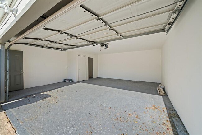 Building Photo - 11422 Lakeside Pl Dr