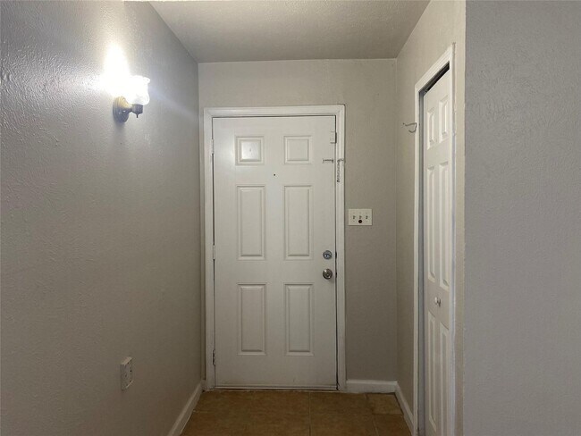 Building Photo - Limestone Dr. Duplex