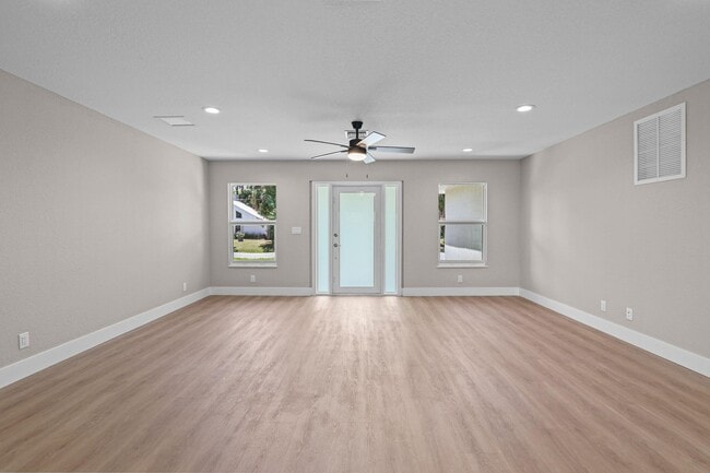 Building Photo - 5906 Hickory Dr