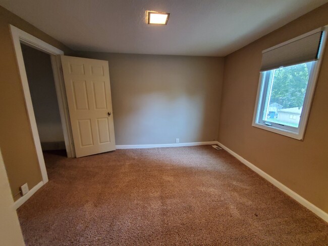 Building Photo - 4 BR with 2 FULL BA - Single Family Home i...