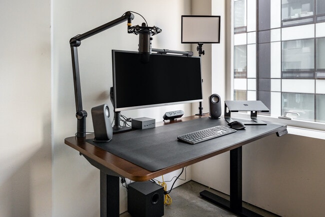 Building Photo - 18 10th St