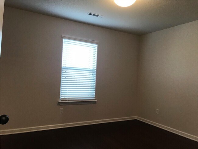 Building Photo - 1302 Eagle Ct
