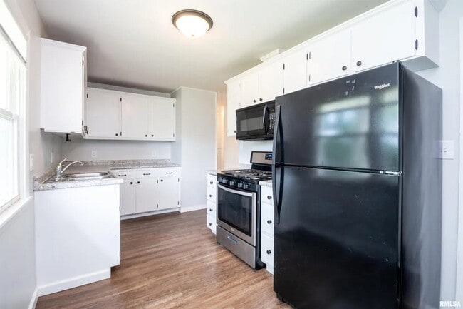 Building Photo - West Cindy Lane