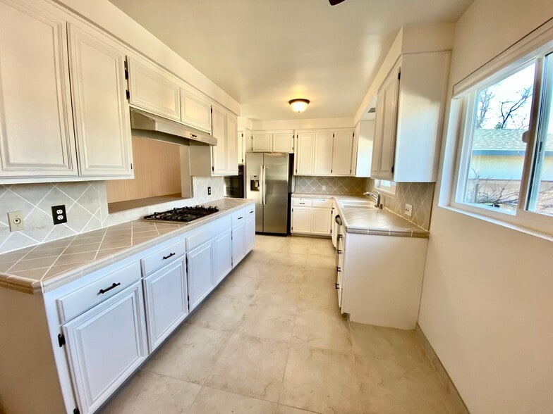 Building Photo - 18246 Sunburst St