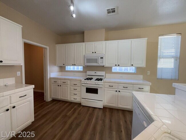 Building Photo - Beautiful property with excellent natural light